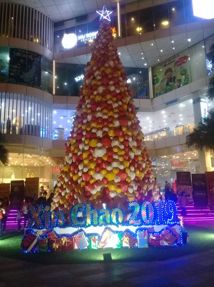 Ấn tượng cây thông nón lá sặc sỡ màu sắc khổng lồ ở Hà Nội